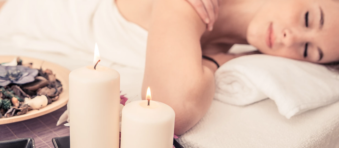 massage-with-candles